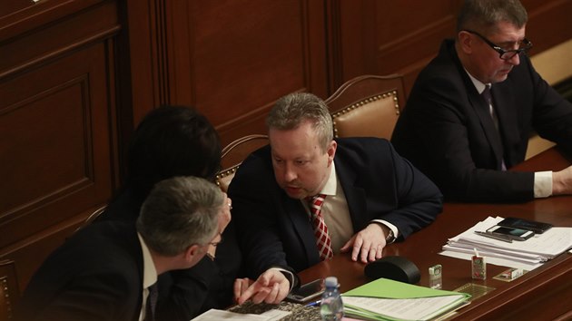 Členové vlády na mimořádné schůzi Sněmovny kvůli snaze premiéra Andreje Babiše dostat z funkce šéfa GIBS Michala Murína (27. března 2018)