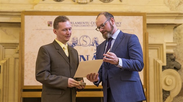 Ministr kolstv Robert Plaga pedal uitelm medaile za vynikajc pedagogickou innost. Na snmku je s Josefem Kovakem (28. bezna 2018).