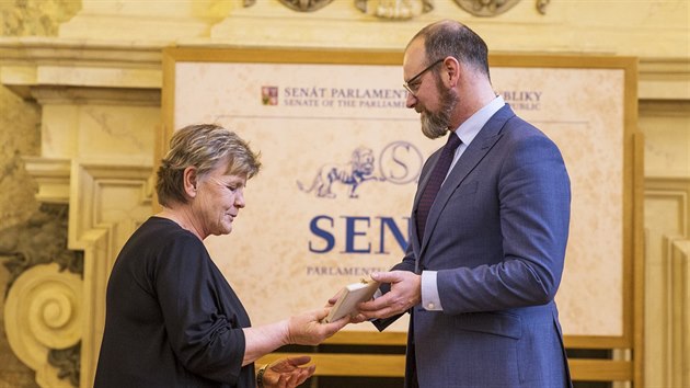 Ministr kolstv Robert Plaga pedal uitelm medaile za vynikajc pedagogickou innost. Na snmku je s Evou Jikovou (28. bezna 2018).