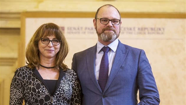 Ministr kolstv Robert Plaga pedal uitelm medaile za vynikajc pedagogickou innost. Na snmku je s Evou Bicanovou (28. bezna 2018).