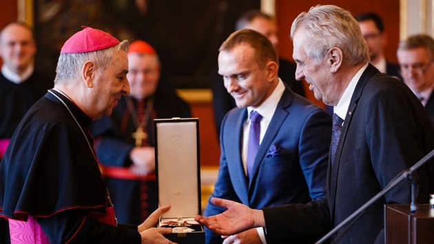 Prezident Milo Zeman udlil d Tome Garrigua Masaryka apotolskmu nunciovi Giuseppemu Leanzovi, kter v esku zastupuje Vatikn. (21. 3. 2018)