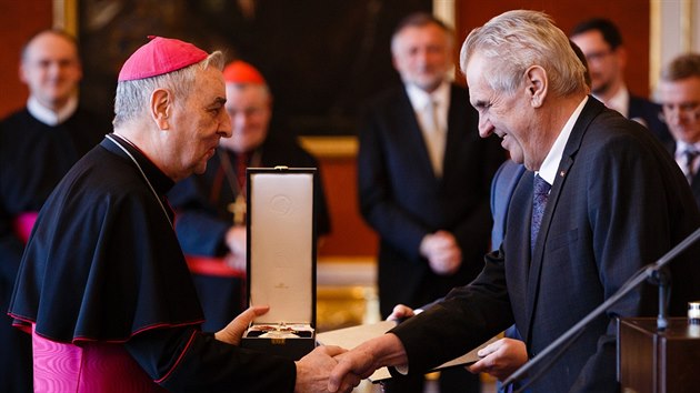 Prezident Milo Zeman udlil d Tome Garrigua Masaryka apotolskmu nunciovi Giuseppemu Leanzovi, kter v esku zastupuje Vatikn. (21. 3. 2018)