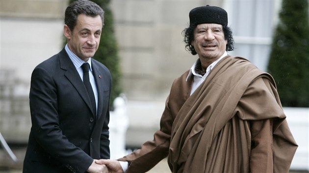 Někdejší vládci Francie a Libye, Nicolas Sarkozy a Muammar Kaddáfí, v Elysejském paláci (10. prosince 2007)