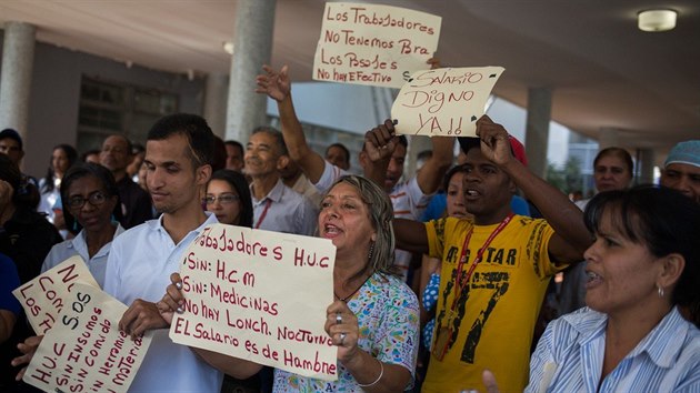 Zamstnanci univerzitn nemocnice v Caracasu protestuj proti nzkm mzdm zdravotnk i nedostatku lk a dalho nezbytnho vybaven, kvli ktermu kvalita poskytovan pe ve Venezuele nebezpen kles. (19. bezna 2018)