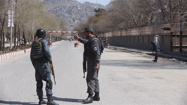 Afghnt policist na mst sebevraednho toku v Kbulu. (21. bezna 2018)