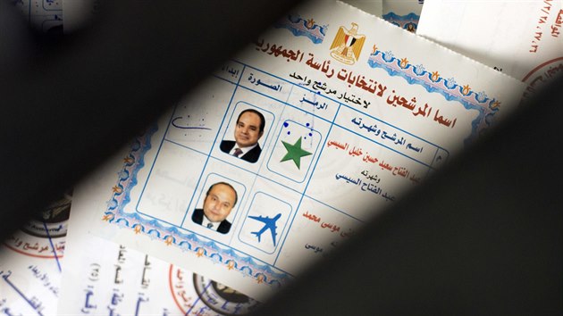 V Egyptě volí prezidenta. Na výběr jsou jen dvě možnosti - současný prezident Abdal Fattáh Sísí a jeho příznivec Moussa Mustafa Moussa. (26. března 2018)