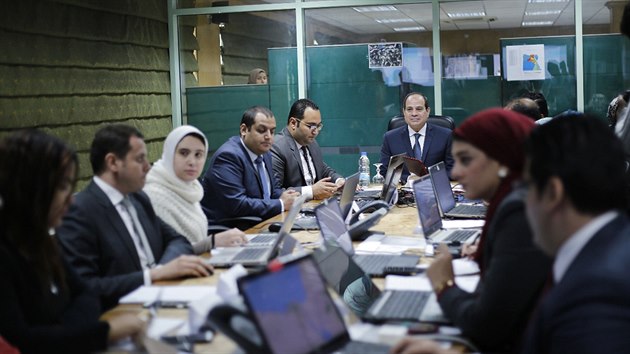 Egyptský prezident a prezidentský kandidát Abdal Fattáh Sísí se svým týmem ve volebním štábu v Káhiře. (26. března 2018)