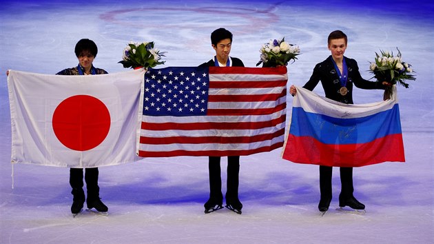 Stupn vtz opanovali Amerian Nathan Chen (uprosted), Shoma Uno z Japonska (vlevo) a Rus Michail Koljada (vpravo).