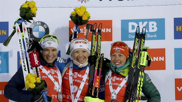 Stupně vítězů v Tjumeni obsadila vítězka Kaisa Mäkäräinenová z Finska (uprostřed), druhá  Anais Bescondová z Francie (vlevo) a třetí Němka Laura Dahlmeierová (vpravo).