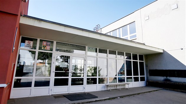 Brněnská základní škola na náměstí Svornosti, před kterou v úterý vyvrcholil spor dvou mužů několika výstřely a zraněním jednoho z nich. 