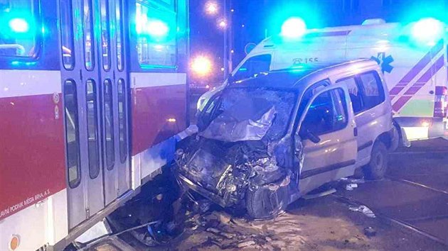 Do tramvaje v Brně ve středu večer na křižovatce narazilo auto, jeho řidič utrpěl těžká zranění.