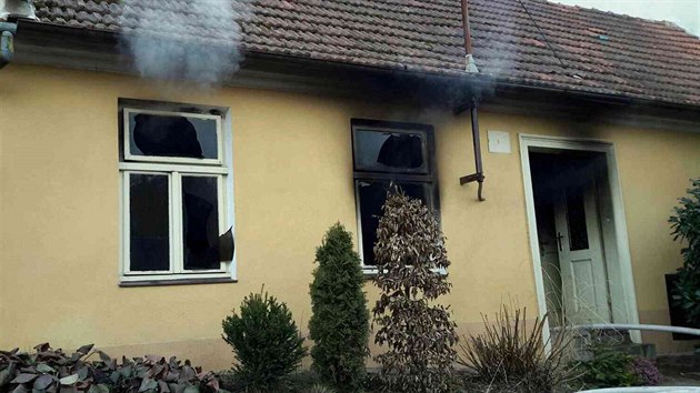 Pi poru rodinnho domu v ern Hoe na Blanensku se zranili dva lid. Vylo najevo, e uvnit se nachz nelegln palrna alkoholu.