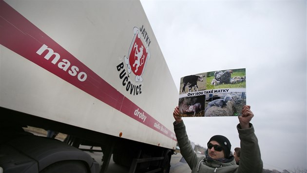 Vegant a vegetarint aktivist se seli ped branou firmy Jatky Buovice, kde protestovali proti zabjen zvat.