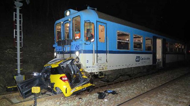 Na železničním přejezdu mezi Troubskem a Ostopovicemi poblíž Brna smetl vlak osobní auto. Sedmnáctiletý řidič i jeho o rok mladší spolucestující utrpěli vážná zranění.