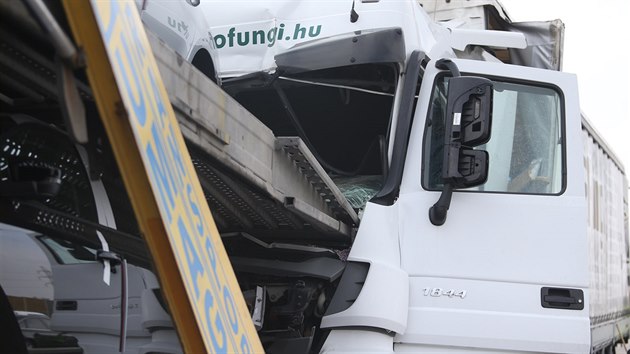 Dálnici D1 u Brna zablokovala před středečním polednem ve směru z Prahy nehoda dvou nákladních aut a autobusu na 189. kilometru. Zranilo se pět lidí.