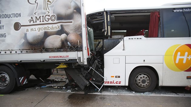 Dálnici D1 u Brna zablokovala před středečním polednem ve směru z Prahy nehoda dvou nákladních aut a autobusu na 189. kilometru. Zranilo se pět lidí.