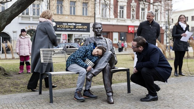 Centrum Prostějova oživila socha básníka a místního rodáka Jiřího Wolkera sedícího na lavičce.