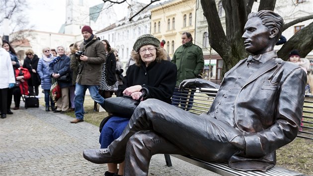 Centrum Prostjova oivila socha bsnka a mstnho rodka Jiho Wolkera sedcho na lavice.