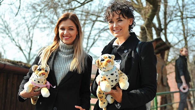 Patronky levhartů Michaela Salačová (vpravo) a Lucie Kovandová (24. března 2018)