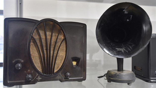 Vlevo radiopijma Philetta 964 AS z roku 1933, vpravo trychtov reproduktor Kapsch z roku 1925. (Galerie Informanho centra v Huln na Kromsku, bezen 2018) 
