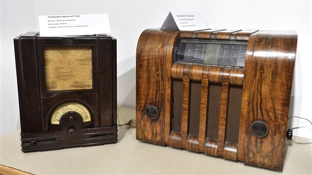 Vlevo radiopijma Telefunken Koncert Trial z roku 1934 a vpravo Ideal Radio S 57 z roku 1935. (Galerie Informanho centra v Huln na Kromsku, bezen 2018) 


