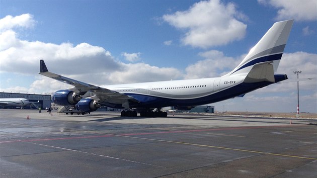 Obří Airbus A340-542 společnosti Hi Fly před odletem s fotbalovou reprezentací do Nan-ningu na China Cup.