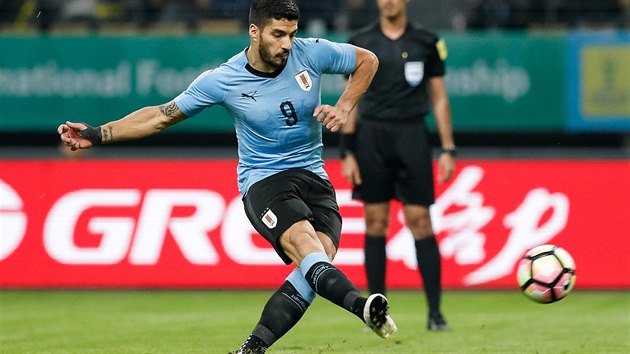 Uruguaysk tonk Luis Surez zahrv pokutov kop v ppravnm utkn proti esku.