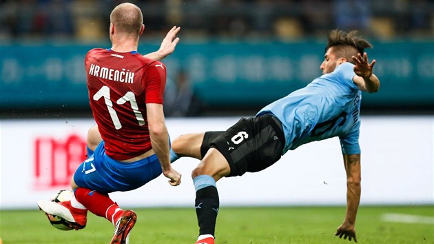 Český útočník Michael Krmenčík v souboji s uruguayským záložníkem Rodrigo Bentancurem na China Cupu.