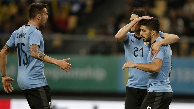 Uruguayští fotbalisté Matías Vicino (vlevo) a Edinson Cavani a střelec Luis Suárez (vpravo) se radují z gólu na China Cupu proti Česku.