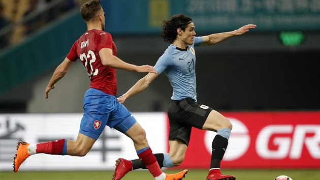 Uruguayský útočník Edinson Cavani uniká českému obránci Filipu Novákovi v utkání China Cupu.