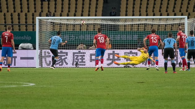 Uruguaysk tonk Luis Surez stl gl z penalty v utkn China Cupu, esk brank Ji Pavlenka skoil na opanou stranu.