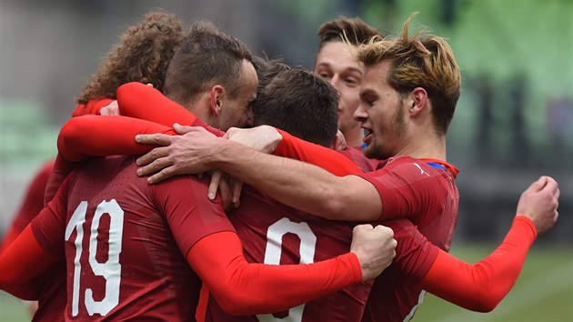 Fotbalisté do 21 let se radují v kvalifikačním utkání proti Chorvatsku z gólu Davidy Lischky (č. 19).