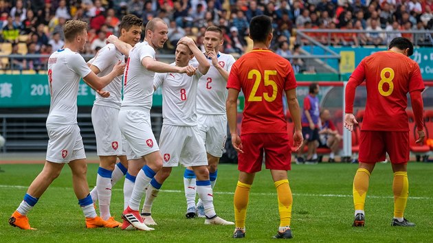 esk fotbalist se raduj z glu Patrika Schicka, kter, v souboji o 3. msto na China Cupu otoil skre na 2:1.