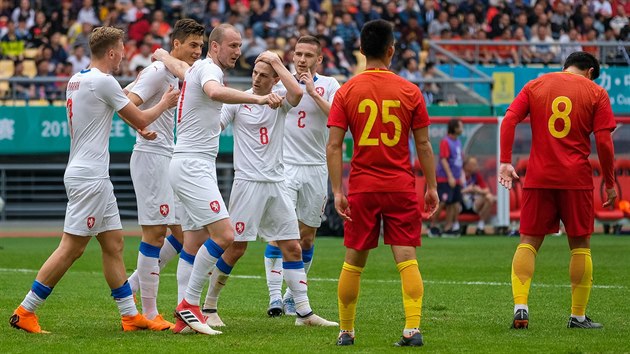 esk radost v utkn China Cupu proti nskm fotbalistm: zleva Bark, Schick, Krmenk, Darida a Kadebek.