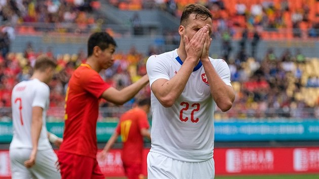 Český obránce Filip Novák během utkání China Cupu proti Číně lituje zahozené šance.