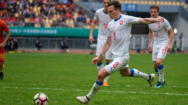 Český záložník Vladimír Darida v utkání China Cupu zahrává penaltu, kterou proti Číně neproměnil.