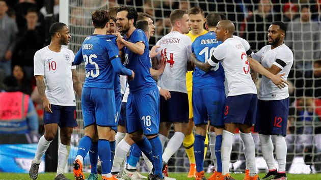 Anglit fotbalist tce nesli, kdy v ppravnm utkn proti Itlii sud v samm zvru na doporuen videorozhodho nadil penaltu.