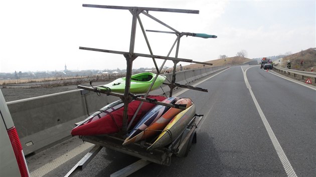 Snímek z nehody, kdy kolo odlomené od vodáckého přívěsu poničilo na obchvatu obce Zvole na Šumpersku dvě auta jedoucí v protisměru. (24. březen 2018)