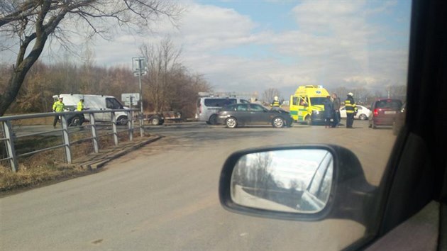 Snímek z vozu, který projížděl kolem místa tragické nehody na okraji Olomouce na konci ulice Šlechtitelů, při níž zemřely dvě děti. (29. března 2018)
