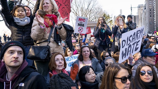 Za zpřísnění prodeje zbraní protestovali i lidé v New Yorku. (24. března 2018)