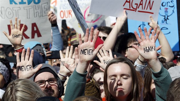 Desetitisce student demonstrovaly ve Washingtonu za zpsnn kontroly prodeje zbran. (24. bezna 2018)