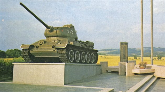 Tank T-34, jen pipomnal osvobozen Rudou armdou, se musel po roce na podstavci otoit.