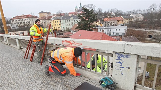 Prvn prce na oprav Brnnskho mostu u zaaly. Pro vekerou dopravu se silnice pes nj prochzejc uzave v pondl 1. dubna v 9 hodin rno.