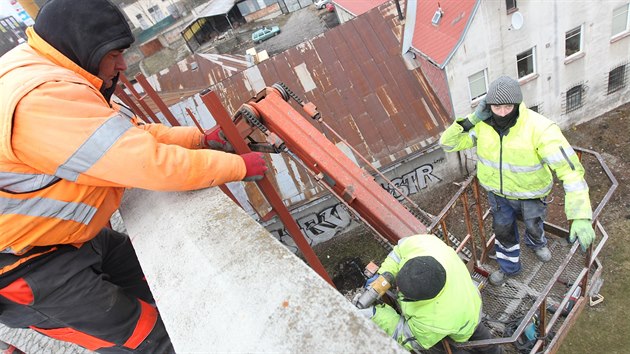 Prvn prce na oprav Brnnskho mostu u zaaly. Pro vekerou dopravu se silnice pes nj prochzejc uzave v pondl 1. dubna v 9 hodin rno.