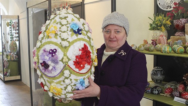Drahoslava Hork vytvoila na vstavu v Horckm muzeu tak ob vejce pleten z pedigu. Celkem um 90 rznch technik.