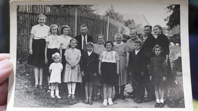 Přežili vraždění, vrátili se z Terezína. Richard a Blažena Mitiskovi na společné fotografii s dětmi a vnoučaty.