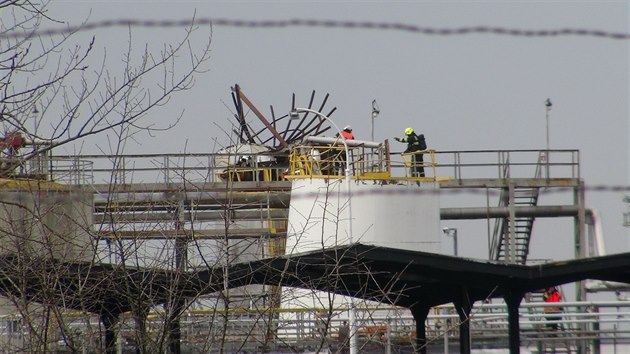 arelu chemiky v Kralupech nad Vltavou explodovala przdn ndr na pohonn hmoty (na snmku). est dlnk zemelo, dal dva jsou zrann. (22. bezna 2018 )