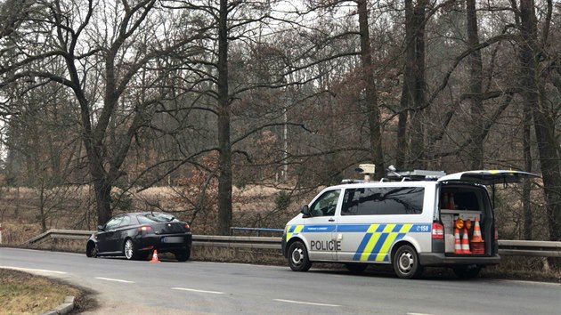 Z auta na silnici nedaleko obce Voznice upadlo kolo a proletlo vlohou tamn erpac stanice (26.3.2018)