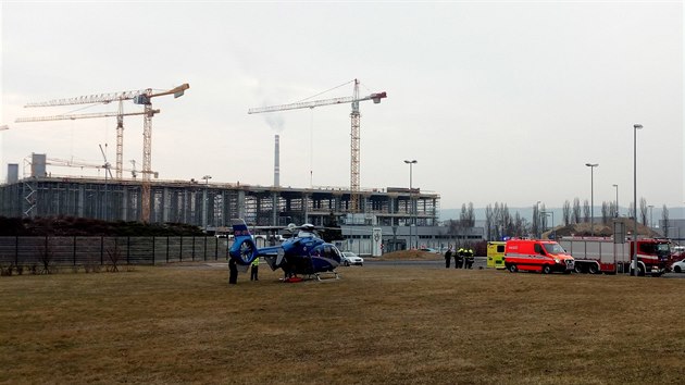 V arelu mladoboleslavsk automobilky se zranil ticetilet dlnk. S vnmi zrannmi jej vrtulnk pevezl do nemocnice (28.3.2018)