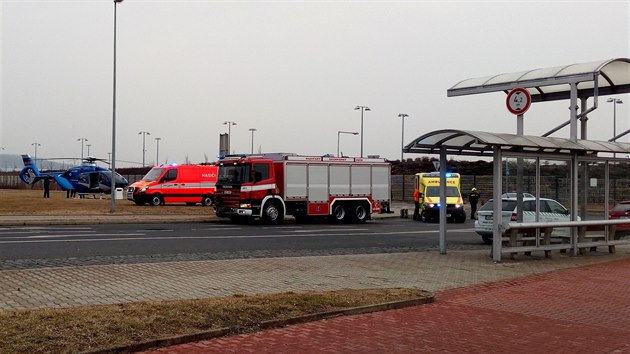 V arelu mladoboleslavsk automobilky se zranil ticetilet dlnk. S vnmi zrannmi jej vrtulnk pevezl do nemocnice (28.3.2018)